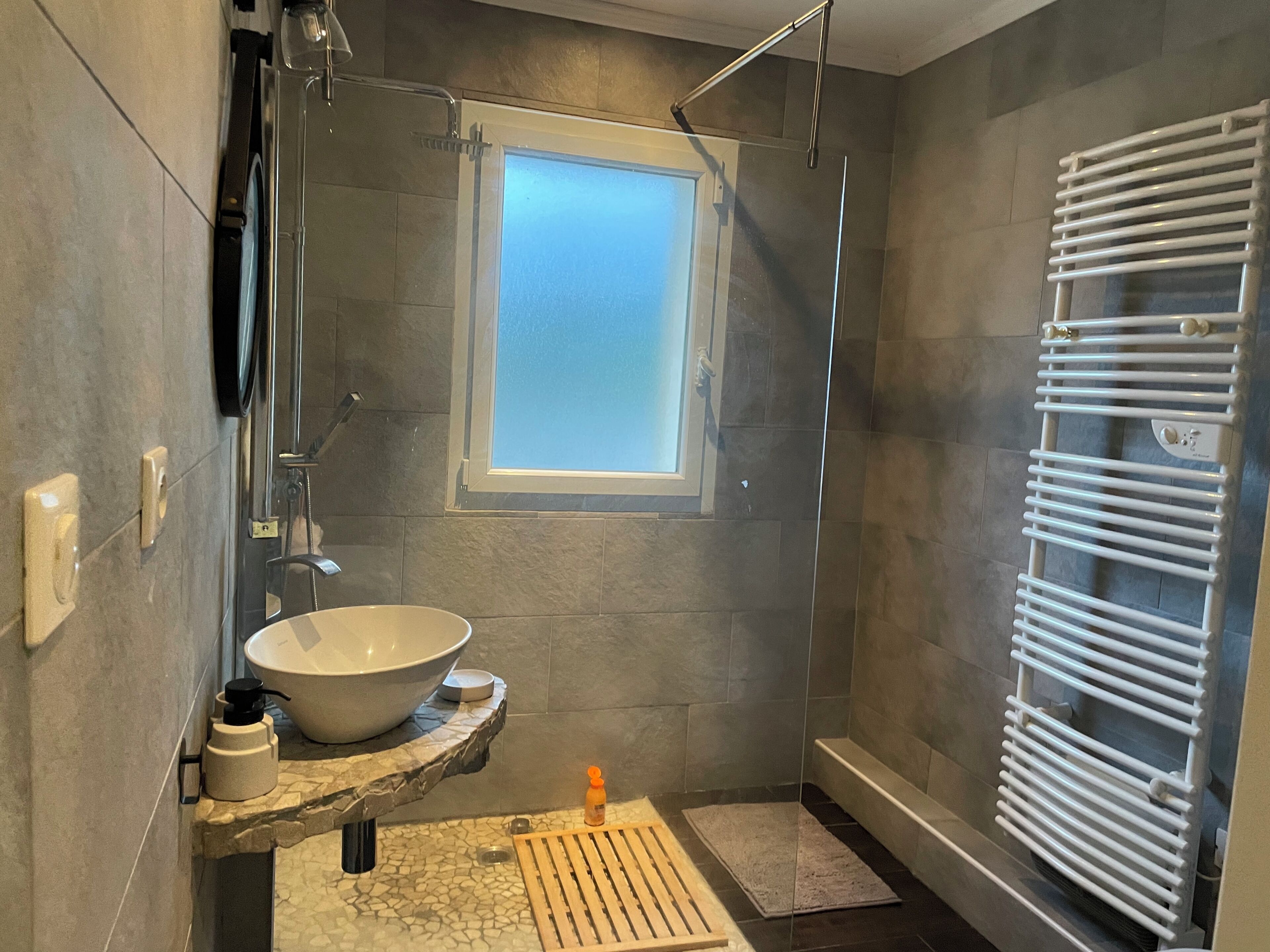 シャワー、タオル、石鹸、シャンプー