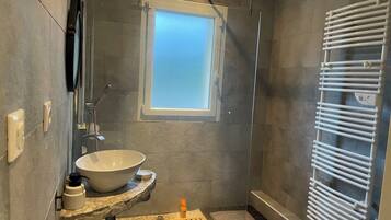 Douche, serviettes fournies, savon, shampoing