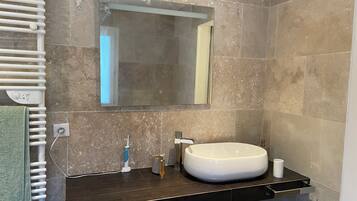 Douche, serviettes fournies, savon, shampoing