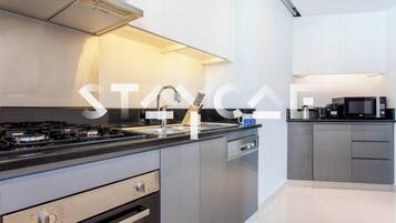Standard Apartment | Private kitchen | Fridge, microwave, oven, coffee/tea maker