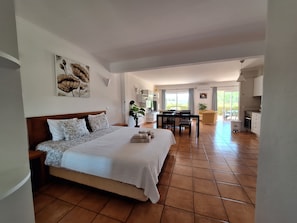 1 bedroom, iron/ironing board, WiFi, bed sheets - Vila Apostol - Amazing Studio with Sea View near Porto de Mos Beach in Lagos. (Lagos)