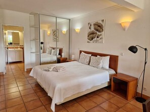 1 slaapkamer, een strijkplank/strijkijzer, wifi, beddengoed