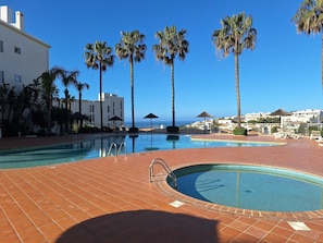 Pool - Vila Apostol - Amazing Studio with Sea View near Porto de Mos Beach in Lagos. (Lagos)