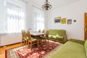 Appartement Confort, balcon | 3 chambres, fer et planche à repasser, accès au Wi-Fi (inclus)