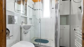 Comfort Apartment, Balcony | Bathroom | Shower, hair dryer, towels