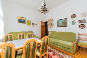 Appartement Confort, balcon | 3 chambres, fer et planche à repasser, accès au Wi-Fi (inclus)