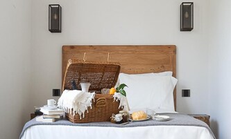 Ropa de cama de alta calidad, cubrecamas y minibar 