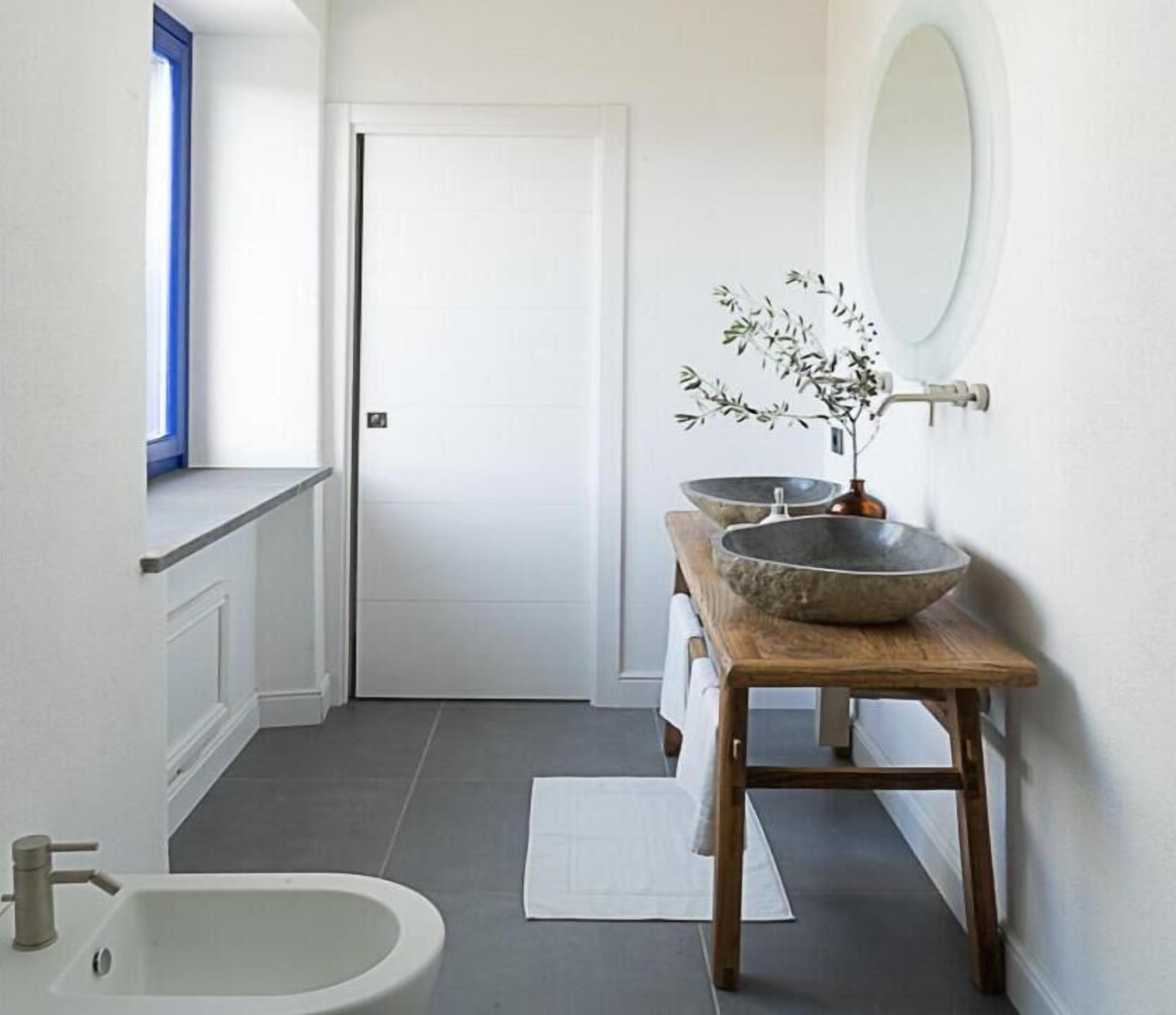 تجهيزات دش، دُش غزير، مجففات شعر، خف للقدمين