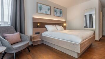 Double Room with Balcony, Bathtub & Extra Bed | Minibar, laptop workspace, free WiFi