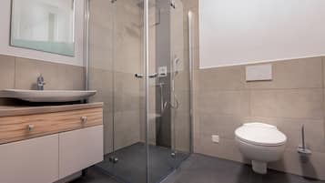 Superior Double Room | Bathroom | Separate tub and shower, rainfall showerhead, free toiletries