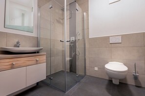 Habitación doble superior | Baño | Tina y regadera independientes y regadera tipo lluvia 