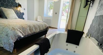 Colorful cottage for 4-6 near Vichy, Montaigu-le-Blin