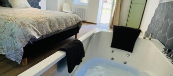 Colorful cottage for 4-6 near Vichy, Montaigu-le-Blin