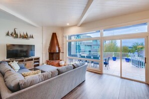 Smart TV, fireplace, music library