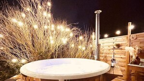 Outdoor spa tub - Cozy studio with garden and spa in Montaigu-le-Blin (Montaigu-le-Blin)