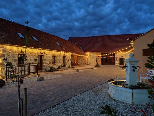 Chalet à Montaigu-le-Blin avec Spa et Parking