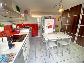 Fridge, microwave, oven, stovetop - Penthouse in Lorient Center, 2 Bedrooms with Secure Parking (Lorient)