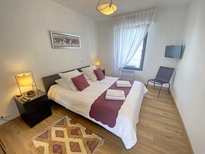 2 bedrooms, travel cot, free WiFi - Penthouse in Lorient Center, 2 Bedrooms with Secure Parking (Lorient)