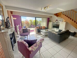 TV - Penthouse in Lorient Center, 2 Bedrooms with Secure Parking (Lorient)