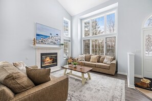 Smart-tv, pejs, bordfodbold, bordtennisbord