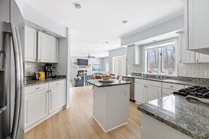 Køleskab, mikrobølgeovn, ovn, kogeplade