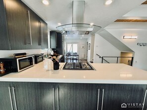 Refrigerador, microondas, horno, placa de cocina