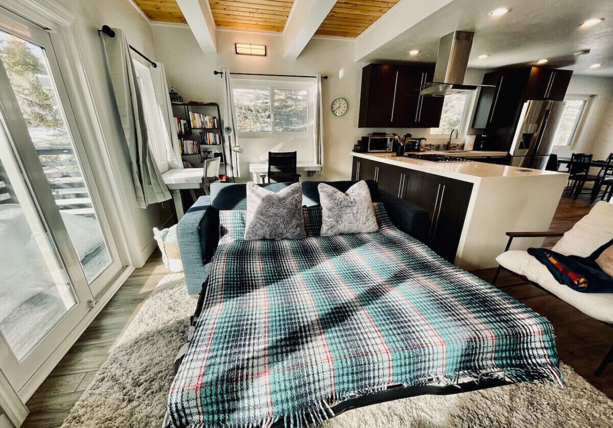 2 bedrooms, desk, travel crib, WiFi