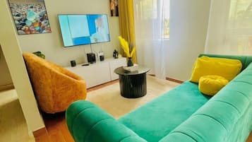 商务公寓 | 起居区 | 24-英寸智能电视(配备数码频道)