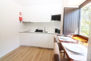 Refrigerador, microondas, cafetera/tetera, tetera/pava eléctrica