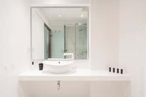 Estudio exclusivo, 1 cama matrimonial, para no fumadores, cocina | Baño | Regadera, regadera tipo lluvia, amenidades de baño gratuitas 