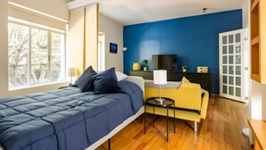 A modern bedroom with a bed, a sofa, a TV, and a desk. - Cozy Condesa (Mexico City)