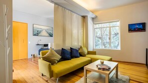 Deluxe-Apartment, 1 Queen-Bett | Wohnbereich | Smart-TV