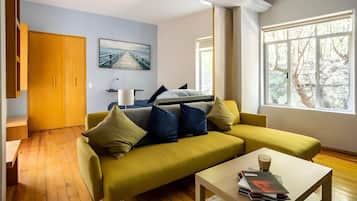 Departamento Deluxe, 1 cama Queen size | Área de sala de estar | Smart TV