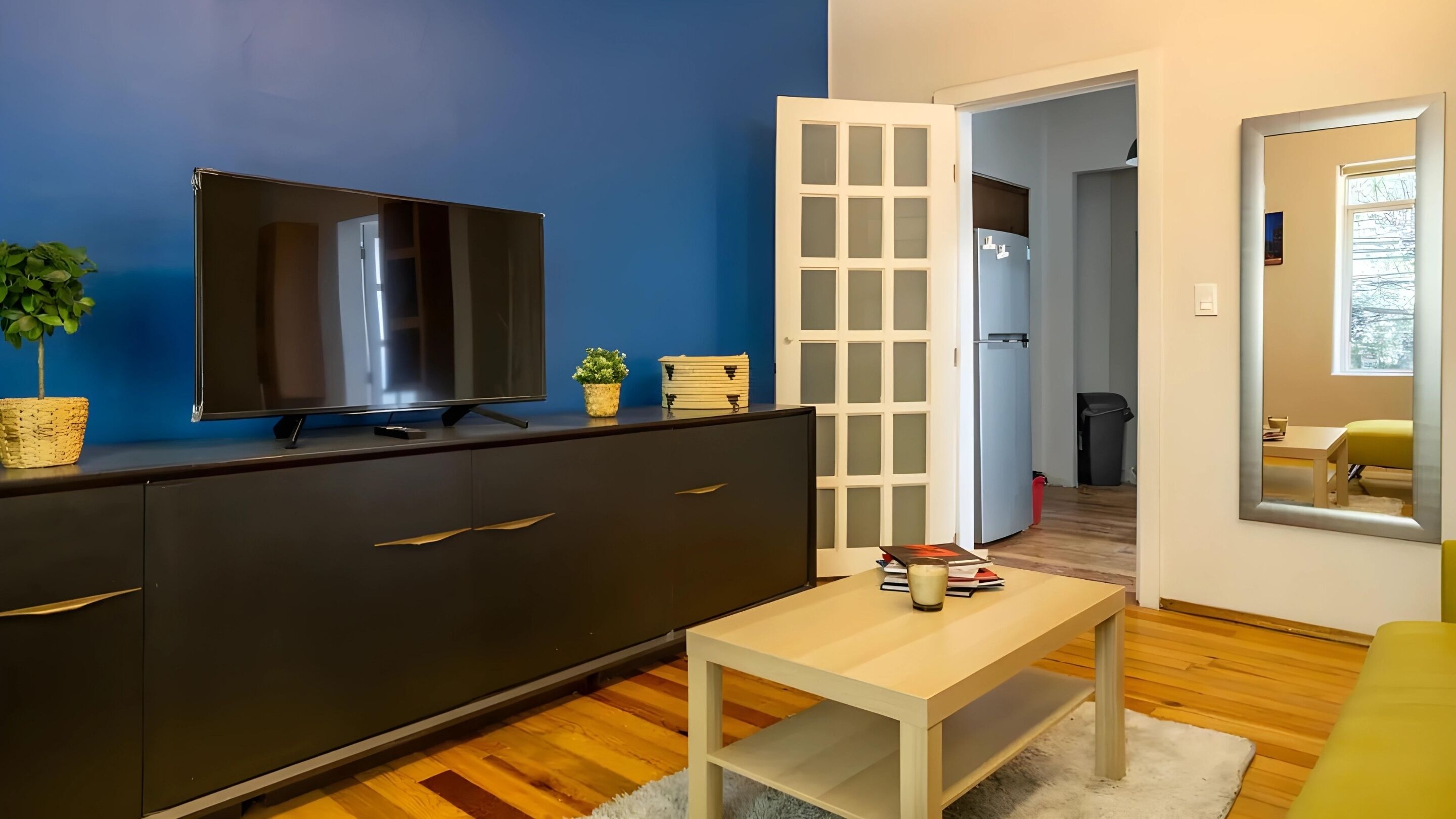 Departamento Deluxe, 1 cama Queen size | Área de sala de estar | Smart TV 