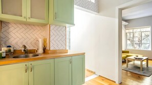 Deluxe Apartment, 1 Queen Bed | Private kitchen
