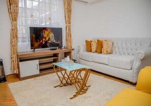 Apartamento Confort, vistas a la ciudad | Zona de estar | Smart TV de 24 pulgadas con canales digitales