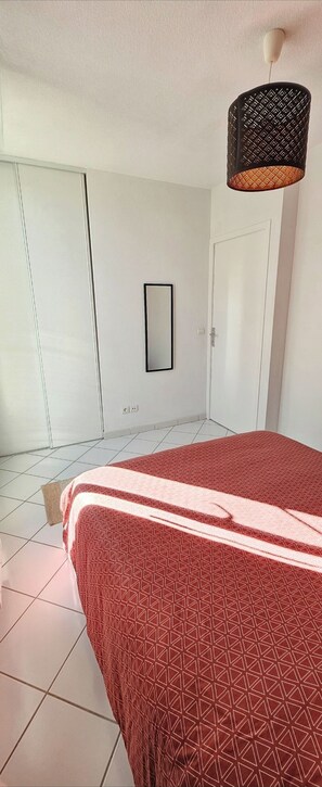 2 quartos, ferros/tábuas de passar roupa