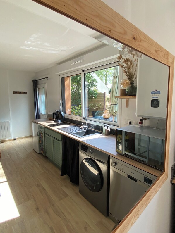 Réfrigérateur, micro-ondes, four, plaque de cuisson