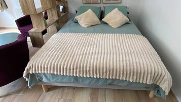 1 slaapkamer, een strijkplank/strijkijzer, internet, beddengoed