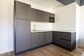 Fridge, stovetop, spices - Easylife - Studio with balcony in Risorgimento (Milano)