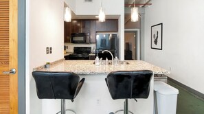 Kjøleskap og spisebord