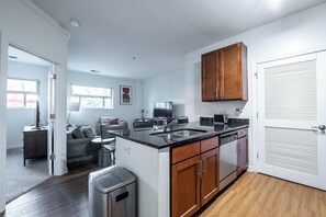 Frigorifero, tavolo da pranzo