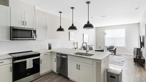 Frigorifero, tavolo da pranzo