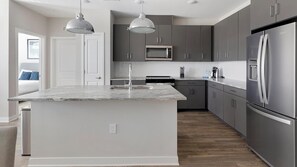 Frigorifero, tavolo da pranzo