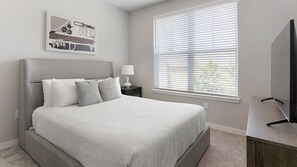 Room - Landing | Modern 1BD, Pool, Clubhouse (Huntsville)