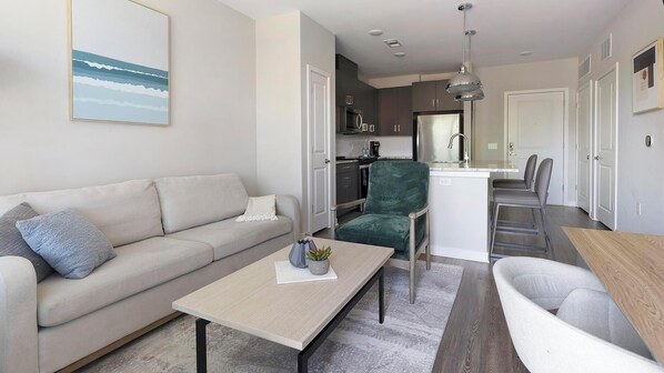 Living area - Landing | Modern 1BD, Pool, Clubhouse (Huntsville)
