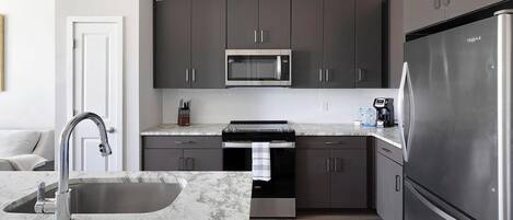 冷蔵庫、電子レンジ、オーブン、コンロ