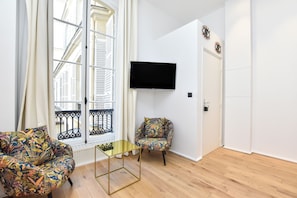 Comfort Apartment | Living area | 60-cm TV with digital channels - Résidence Paris ANJOU (Paris)