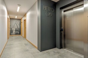 Lift - Bastion Wałowa Studio Gdańsk by Renters (Gdansk)