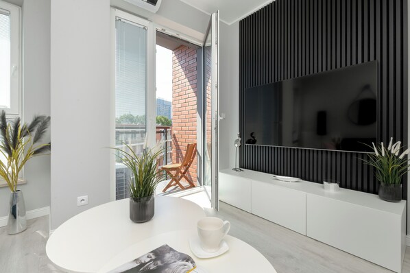 Studio, balcon | Bureau, espace de travail pour ordinateur portable, draps fournis